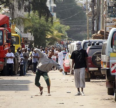 Kenyan youth face it off with the police in the latest wave of violence.. Net Photo.