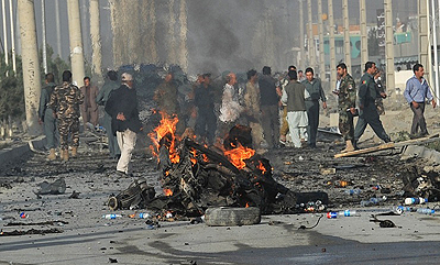 Suicide attack strikes next to minivan carrying foreigners in Kabul. Afp photo.