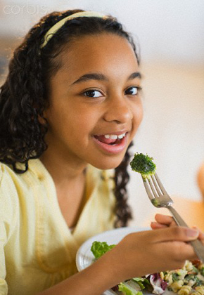 Sit in one place when eating food to avoid choking. Net photo.