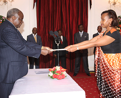 Rwandan High Commissioner to Kenya Yamina Karitanyi presents her credentials to Kenyan President Mwai Kibaki yesterday. The New Times / Courtesy.