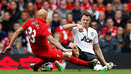 Liverpool's Jonjo Shelvey was sent off for his foul on Jonny Evans. Net photo.