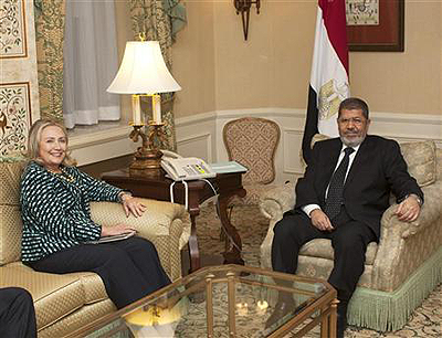 U.S. Secretary of State Hillary Clinton meets with Egyptian President Mohamed Mursi on the sidelines of the United Nations General Assembly in New York on September 24. Net photo.