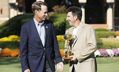 Europe captain Jose Maria Olazabal (right) and US captain Davis Love III at the Medinah Country Club on Monday. Net photo.