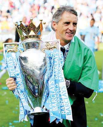 Roberto Mancini celebrates winning the Premier League trophy last season. Net photo.