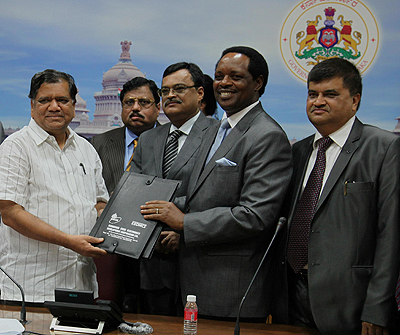 Rwandan High Commissioner to India, Williams Nkurunziza, exchange the MoU with Jagadish Shettar, the Karnataka state Chief Minister, after the signing. The New Times / Courtesy.