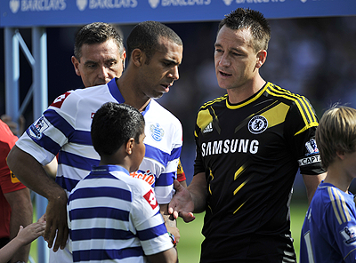 Anton Ferdinand (L) refusing to shake the hand of John Terry. Net photo.