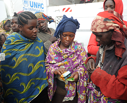 Rwandans who recently repatriated from Uganda changing their Uganda currency at Gatuna border. The New Times / John Mbanda.