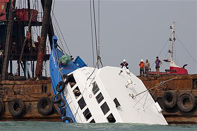 A sunken ferry is lifted out of the water after an accident off Hong Kong on October. Net photo.