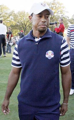 Tiger Woodsu2019s disappointment is clear to see as he walks off the course after Europe clinch victory. Net photo.