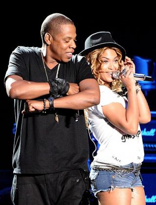 Beyonce distracts Jay-Z on stage. Net photo