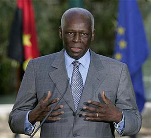 Angolas President Jose Eduardo dos Santos talks to journalists  at Sao Bento Palace in Lisbon this year. Net photo.