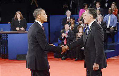 U.S. Republican presidential nominee Mitt Romney (R) shakes hands with President Barack Obama  at the conclusion of the U.S. Republican presidential debate in Hempstead,  New York, October 16, 2012. Net photo