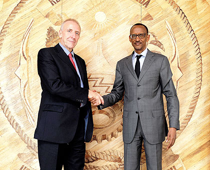 President Kagame shakes hands with the head of DfID Rwanda Mike Hammond.  The New Times / Village Urugwiro.