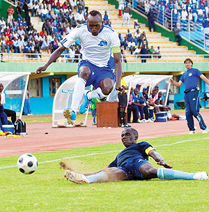 Rayon Sport's skipper Karim Nizigiyimana gets past Police's Jean Bosco Uwacu in yesterdayu2019s match at Amahoro National Stadium. Rayon Sport won 2-0. The New Times / T. Kisambira.