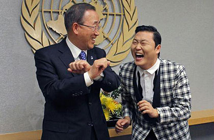 Ban Ki-moon (L) tries out PSYu2019s trademark dance moves. Net photo.