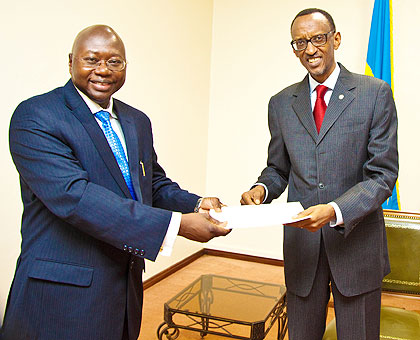  Lamin M. Manneh, the new UN Resident Coordinator and UNDP Country Representative, hands  over his credentials to President Kagame at Village Urugwiro yesterday. The New Times / T. Kisambira.