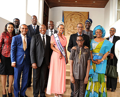 President Kagame with the delegation from Nigeria after they handed to him the Africa Peace Personality award 2012, at Village Urugwiro, yesterday. The New Times/Village Urugwiro.