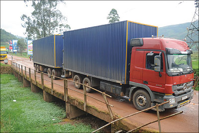 A truck crossing into Rwanda from Gatuna border post. Once adopted, goods will be cleared at regional ports. The New Times / File.