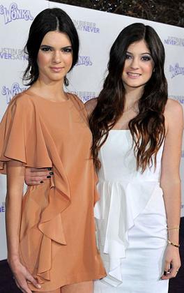 Jenner's teenage daughters Kendall and Kylie. Net photo.