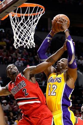 Los Angles Lakers center Dwight Howard, right, is fouled while shooting by Portland Trail Blazers guard Wesley Matthews during the first quarter. Net photo.