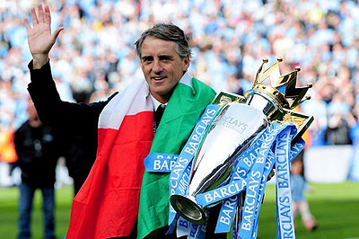 Roberto Mancini celebrates with the Premier League trophy. Net photo.