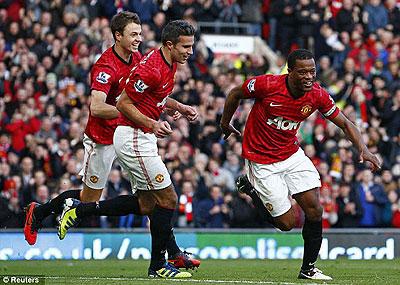 United got the second goal when Patrice Evra (right) headed home. Net photo.