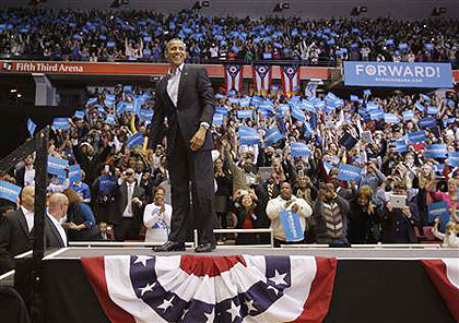 U.S. President Barack Obama arrives on stage during an election campaign rally in Cincinnati, Ohio. Net photo.