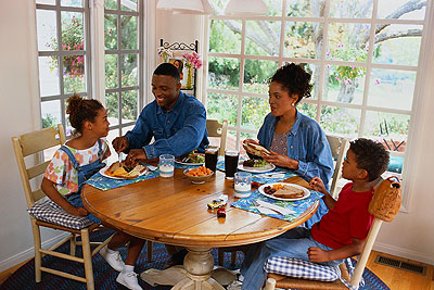 Having dinner as a family creates a bond. Net photo.