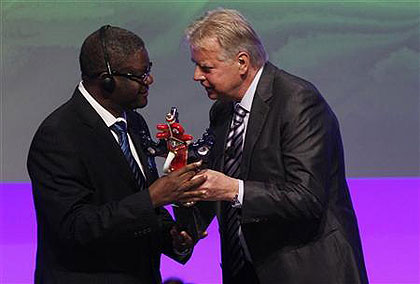 Gynecologist Denis Mukwege (L) receives the award from Karlheinz  Koegel, chief of German Media Research Group d  black. Net photo.