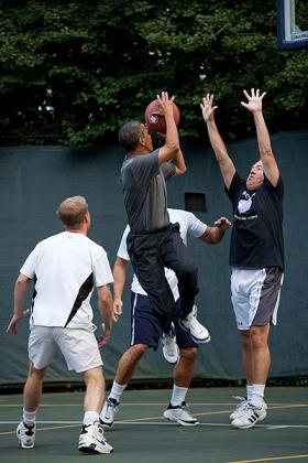 President Barack Obama (C) playing basketball with members of Congress and Cabinet secretaries. Net photo.