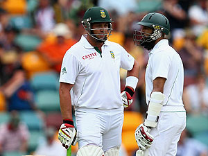 Hashim Amla (right) took his stand with Jacques Kallis (left) to 165 on the third day. Net photo.