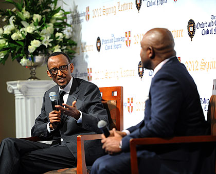 President Paul Kagame (L) gives the Spring Lecture at the Oxbridge Club, Saturday evening, in Lagos.  Looking on is Fubara Anga, the event's MC. The New Times / Village Urugwiro.