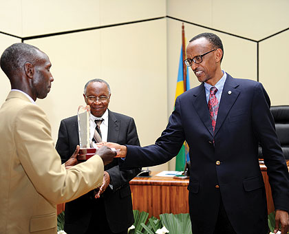 President Kagame presents the 2012 Unity Award to Boniface Mudenge-founder of Inyenyeri Association. The New Times / Village Urugwiro.