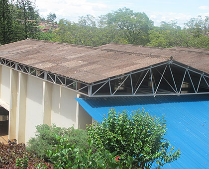 A building with asbestos roofing. More houses remain covered with the harzadous material. The New Times / File.