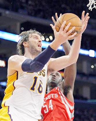 Los Angeles Lakers forward Pau Gasol, goes up for a shot as Houston Rockets forward Patrick Patterson defends during the first half. Net photo.