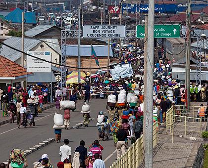 Rwandans  and Congolese doing business at Rwanda - Congo Border of Goma. The Sunday Times / T.Kisambira.