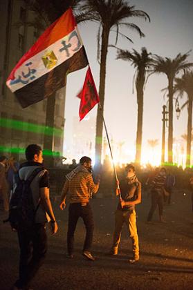 People attend a protest against Egypt's new constitutional declaration, at Cairo's Tahrir Square in Egypt, Nov. 23, 2012. Net photo.