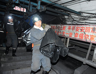 Rescuers work at a coal mine in Panxian County of the coal-rich Liupanshui City, southwest Chinau2019s Guizhou Province, Nov. 24, 2012. Net photo.