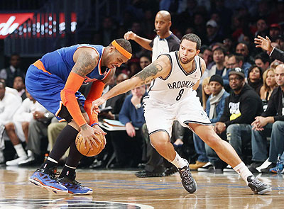 Carmelo Anthony (left) of the New York Knicks and Deron Williams (right) of the Brooklyn Nets fight for a loose ball. Net photo.