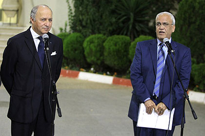 Laurent Fabius (left) recently visited Palestinian officials in Ramallah, including Chief Negotiator Saeb Erekat. Net /  photo.