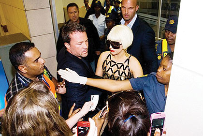 Lady Gaga (C) lands in South Africa. Net photo.