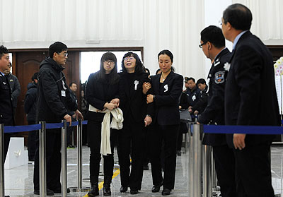 Memorial service for  Luo Yang, head of the production phase for Chinau2019s new J-15 fighter jet, who died of a heart attack on Nov.25. Net photo