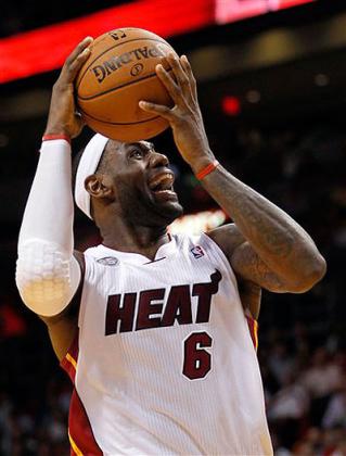 Miami Heat's LeBron James (6) prepares to shoot against the San Antonio Spurs in the second half. Net photo.