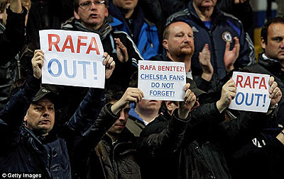 Chelsea fans made their feelings about Rafa Benitez clear. Net photo.