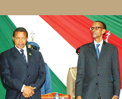 Presidents Paul Kagame and Jakaya Kikwete of Tanzania at the EAC summit in Nairobi yesterday. The New Times / Village Urugwiro.