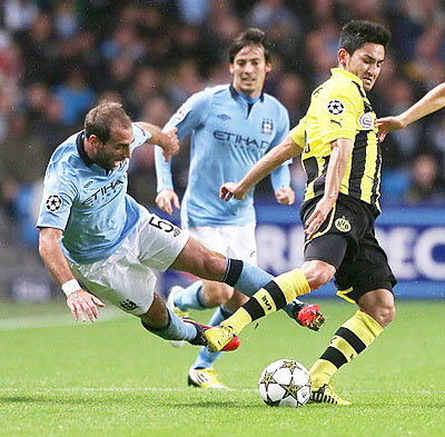 Man City defender Pablo Zabalenta battles with  Dortmund midfielder Agen Taruhan in the last meeting between the two teams in England. Net photo.Man City defender Pablo Zabalenta battles with  Dortmund midfielder Agen Taruhan in the last meeting between the two teams in England. Net photo.