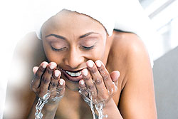 Wash all the makeup off before going to bed for healthier skin. Net photo.