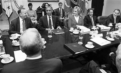 U.S. President Barack Obama (2nd L, facing camera) meets with members of the National Governors  Association (NGA) Executive Committee in the Roosevelt Room of the White House in Washington,  December 4, 2012. Net photo