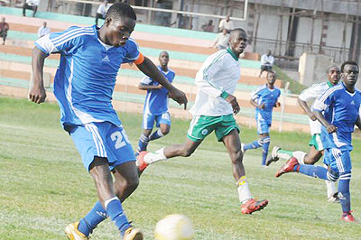 SC Villa left-back Isaac Muleme delivers a cross against Utoda during a Super League match. Net photo.