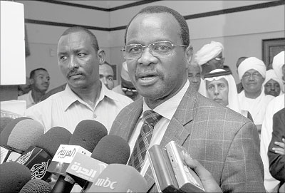 Chairman of the Liberation and Justice Movement (LJM) Al-Tigani Al-Sessei. (talks to the media upon his arrival at the airport in Khartoum, Sudan, Oct. 22, 2011.)  Xinhua photo